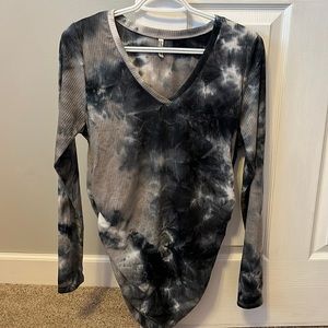 Women's Maternity Tie Dye V-Neck T-Shirt with Side Ruching